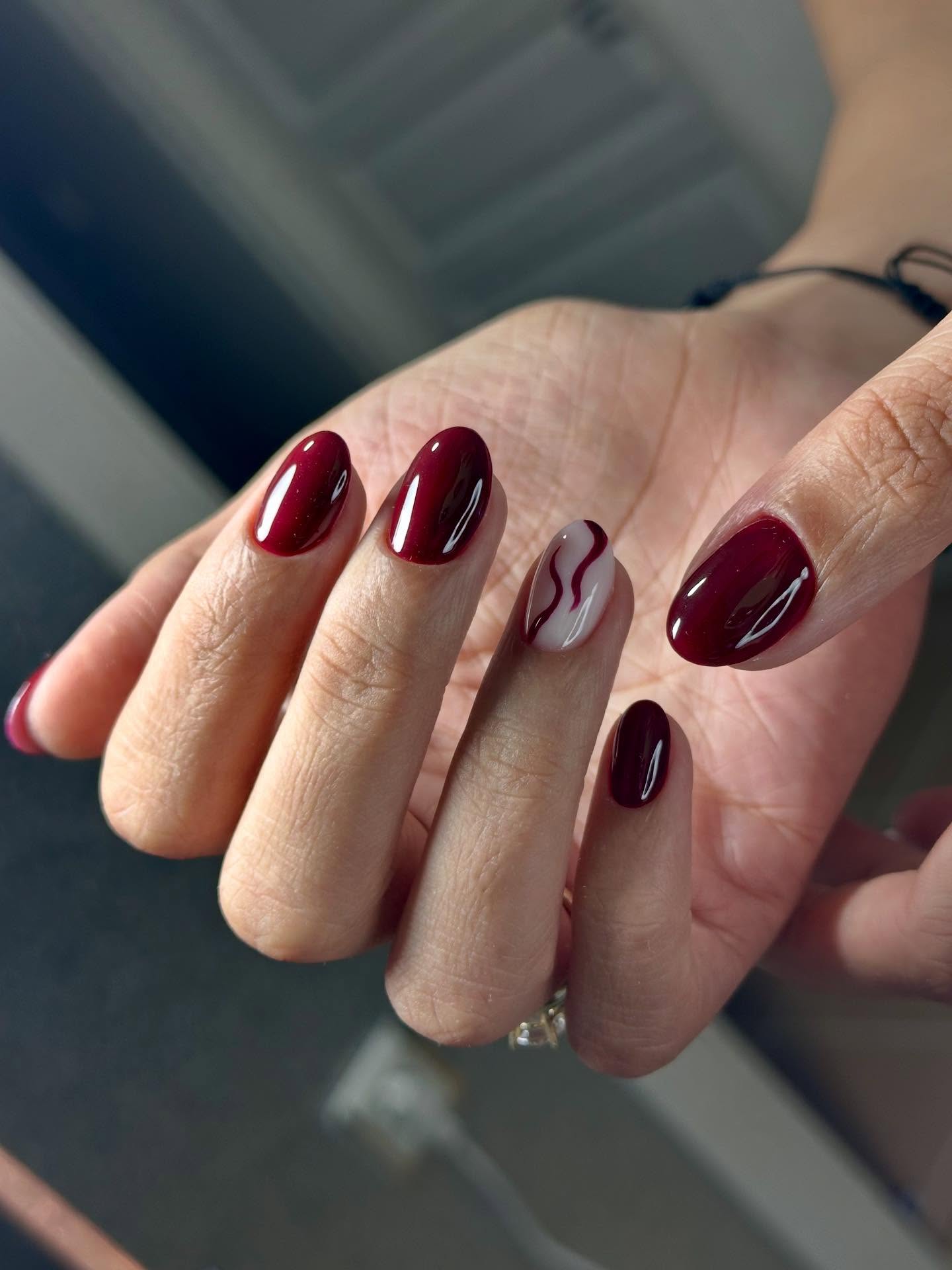 Bordowy szyk na końcówkach palców