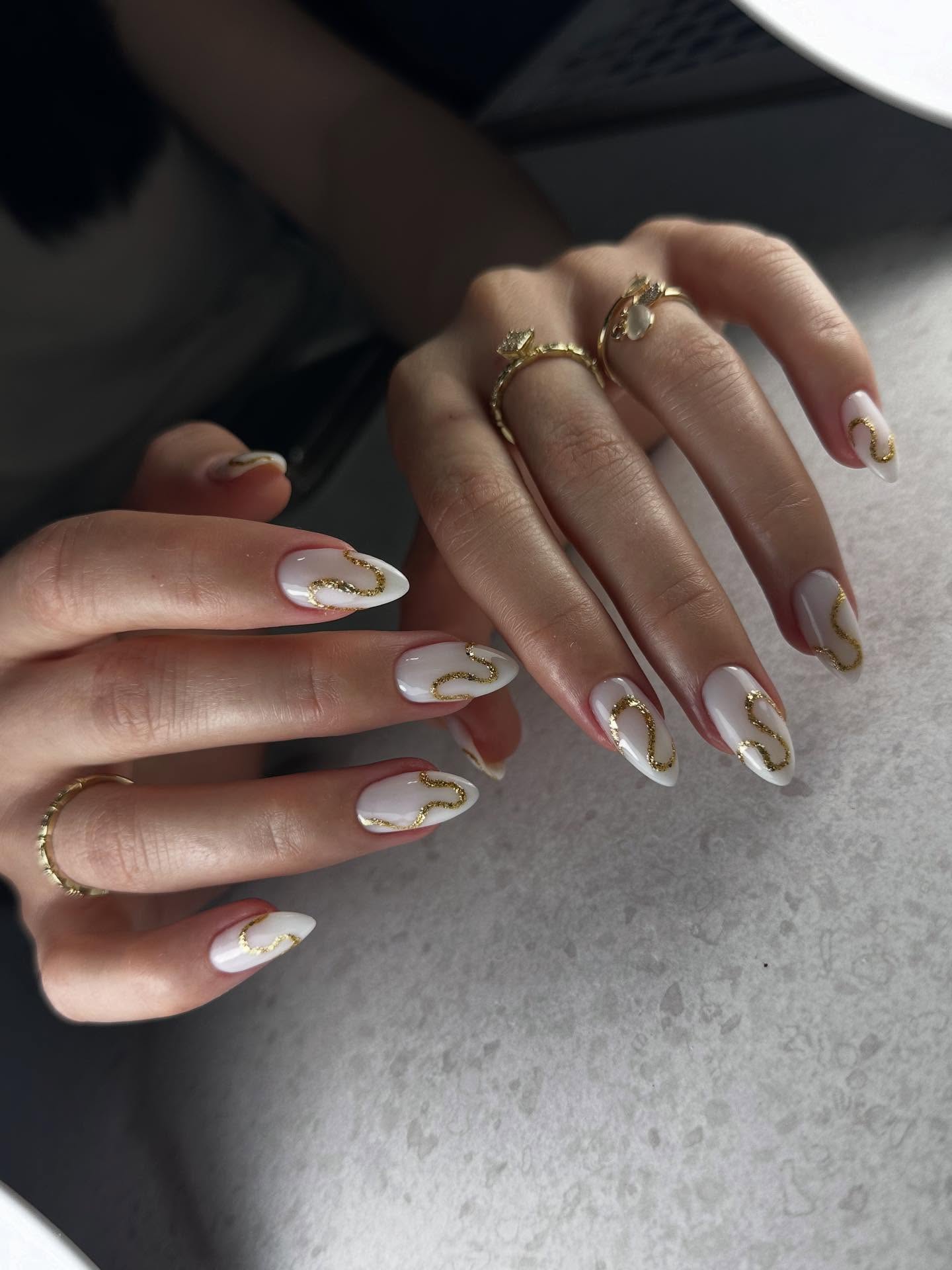 Złote fale na delikatnej bieli