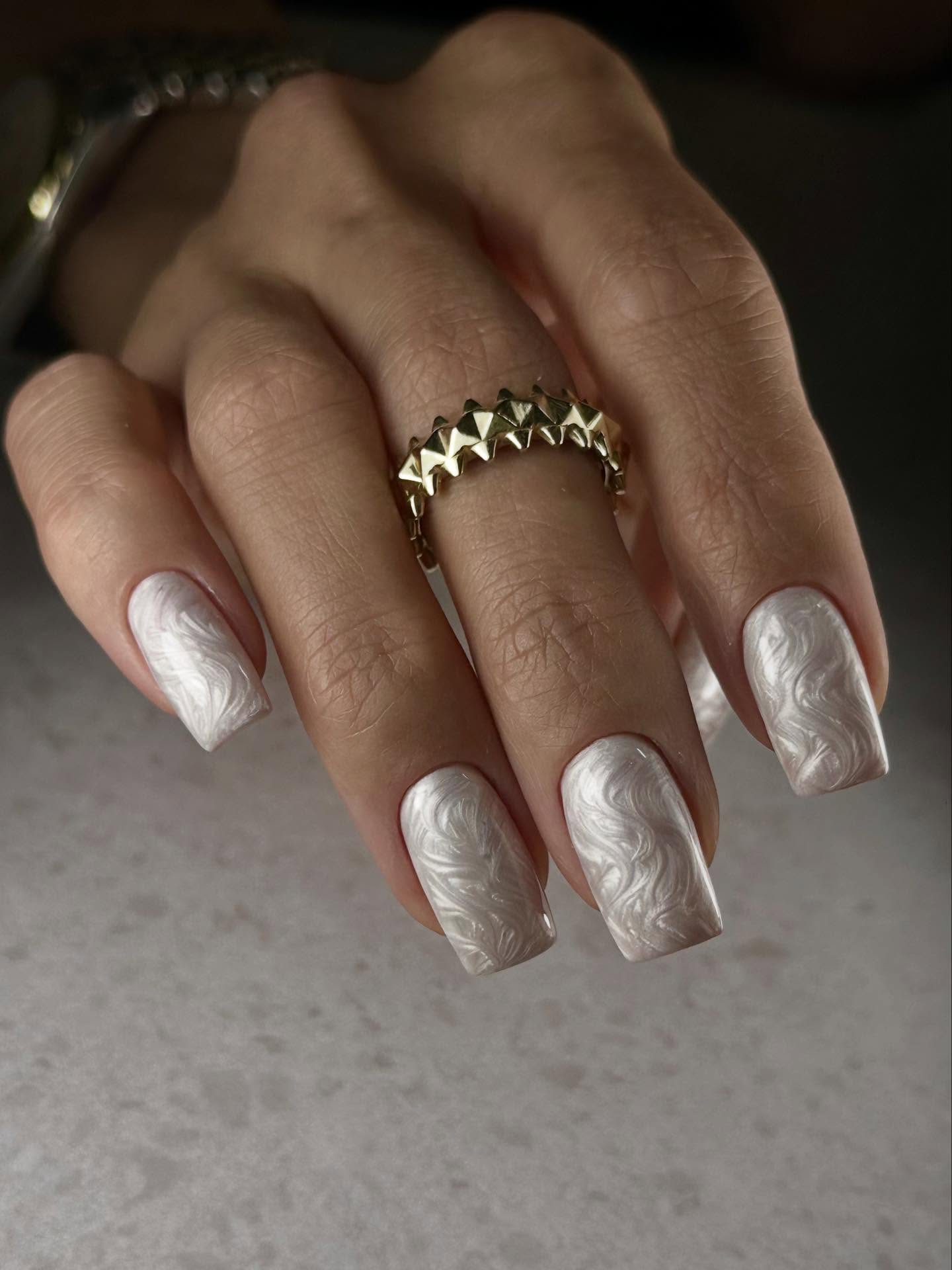 Perłowy szyk: magia na paznokciach