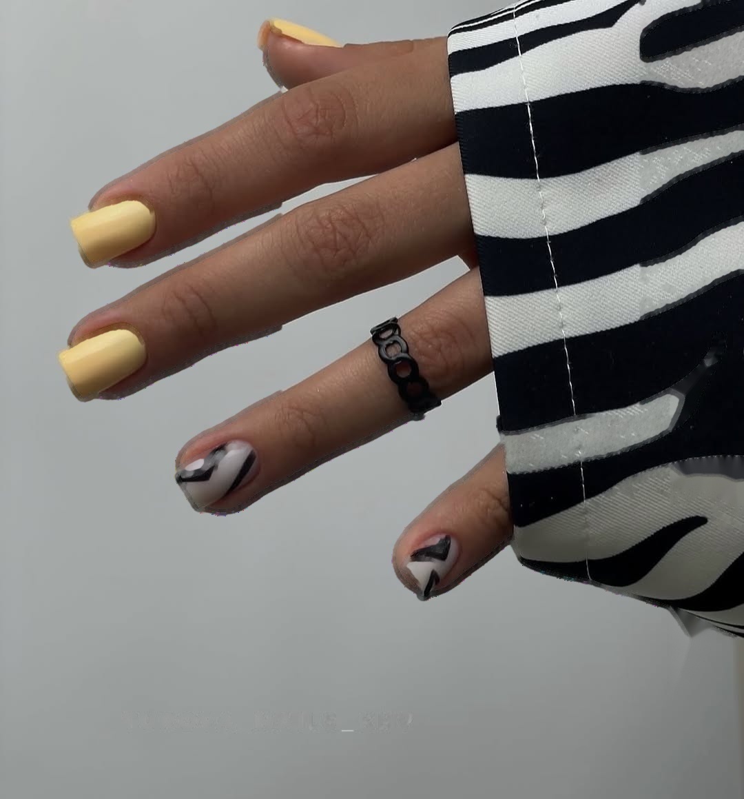 Kwadrat żółty grafika CND Shellac