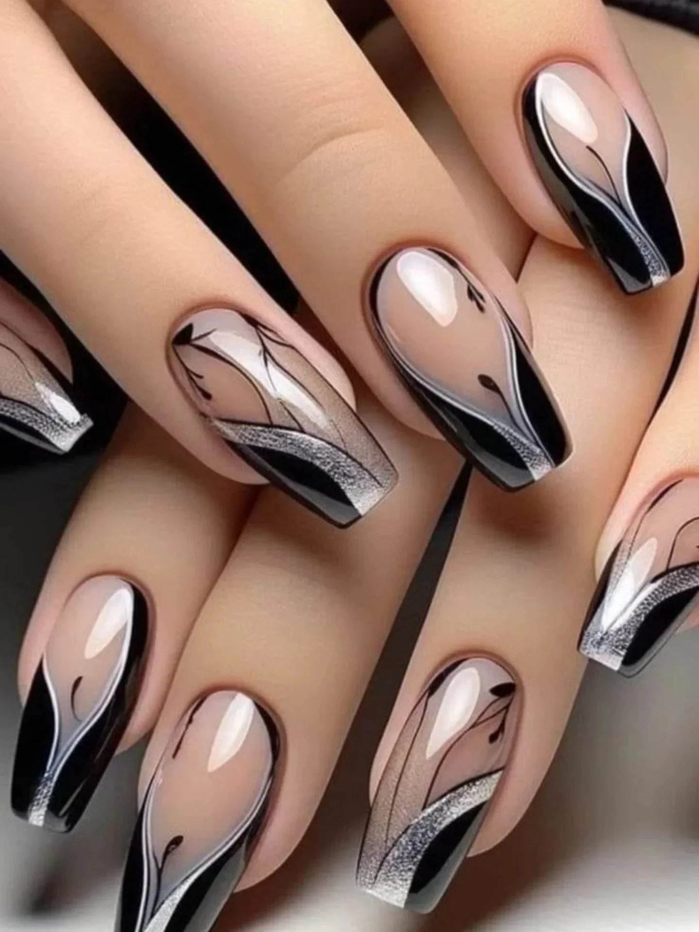 Czarna symfonia na końcówkach palców