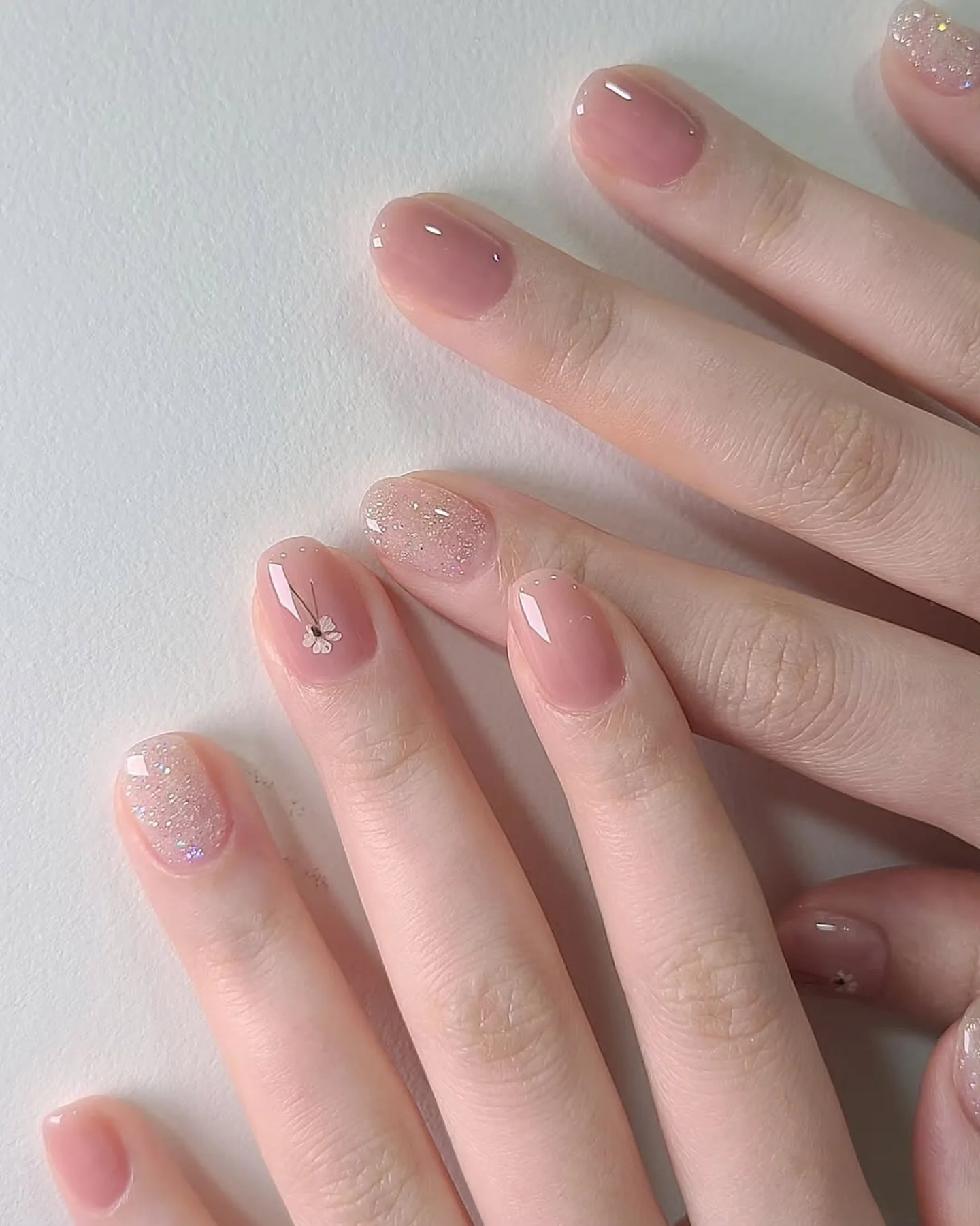 Delikatność i blask: idealny manicure na każdy dzień