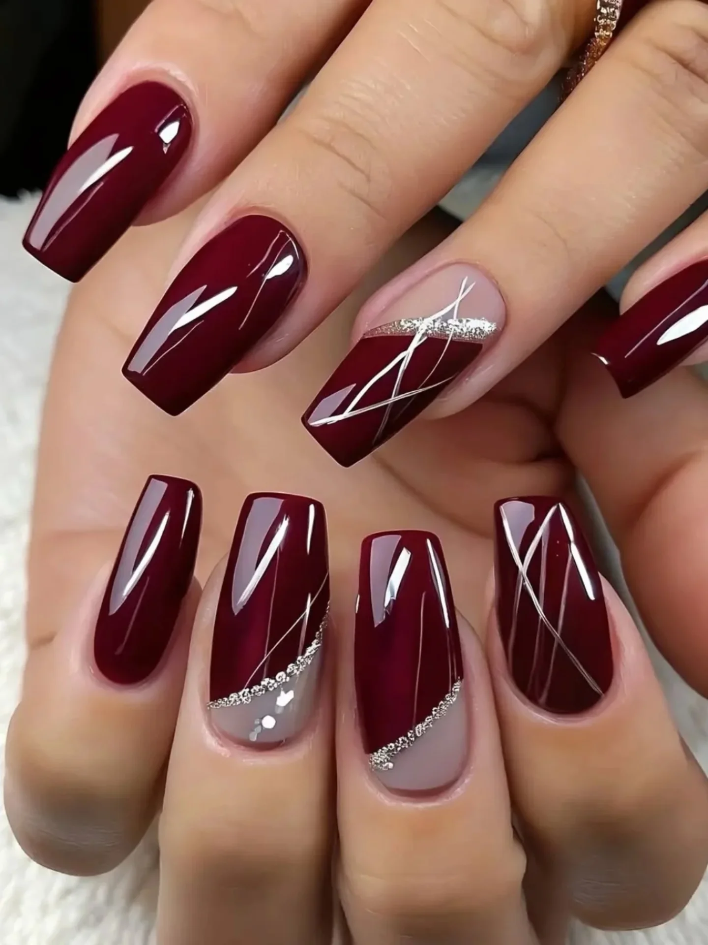 Bordowy szyk na końcówkach palców