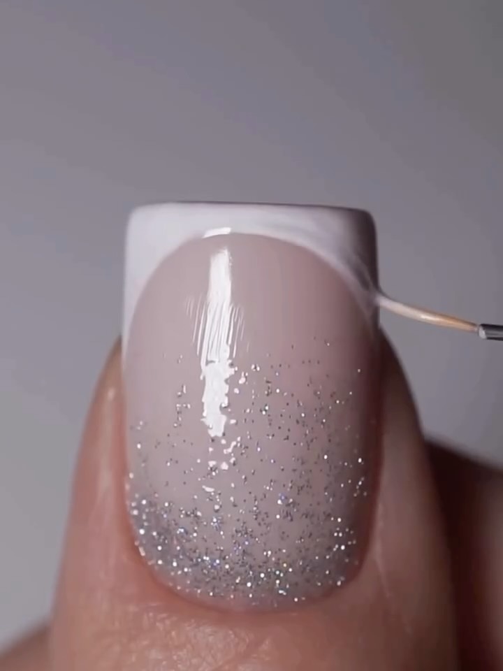 Subtelne refleksy delikatności na Twoich paznokciach!