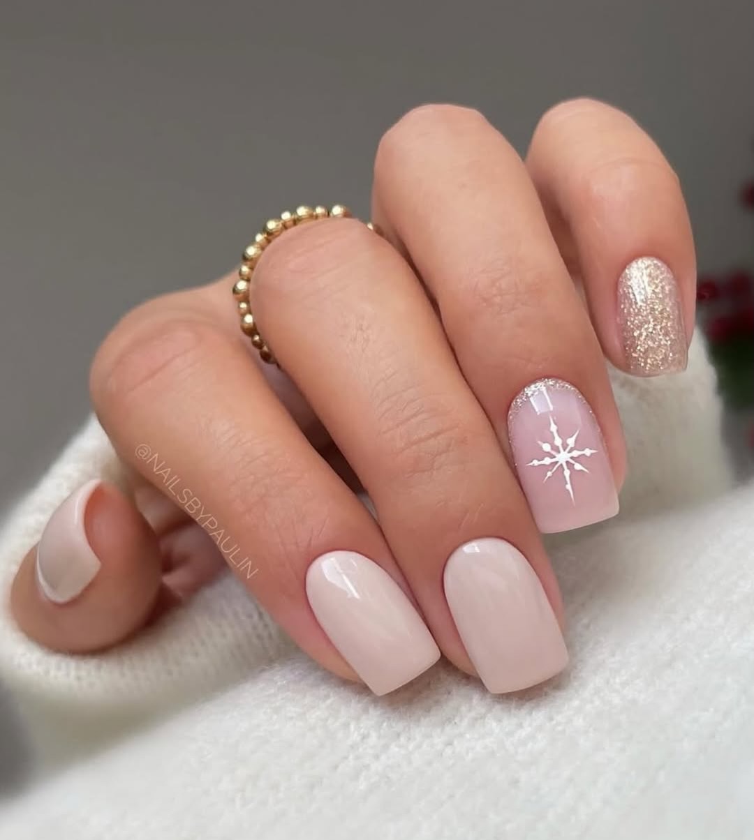 Zimą blask na paznokciach to najlepsza ozdoba