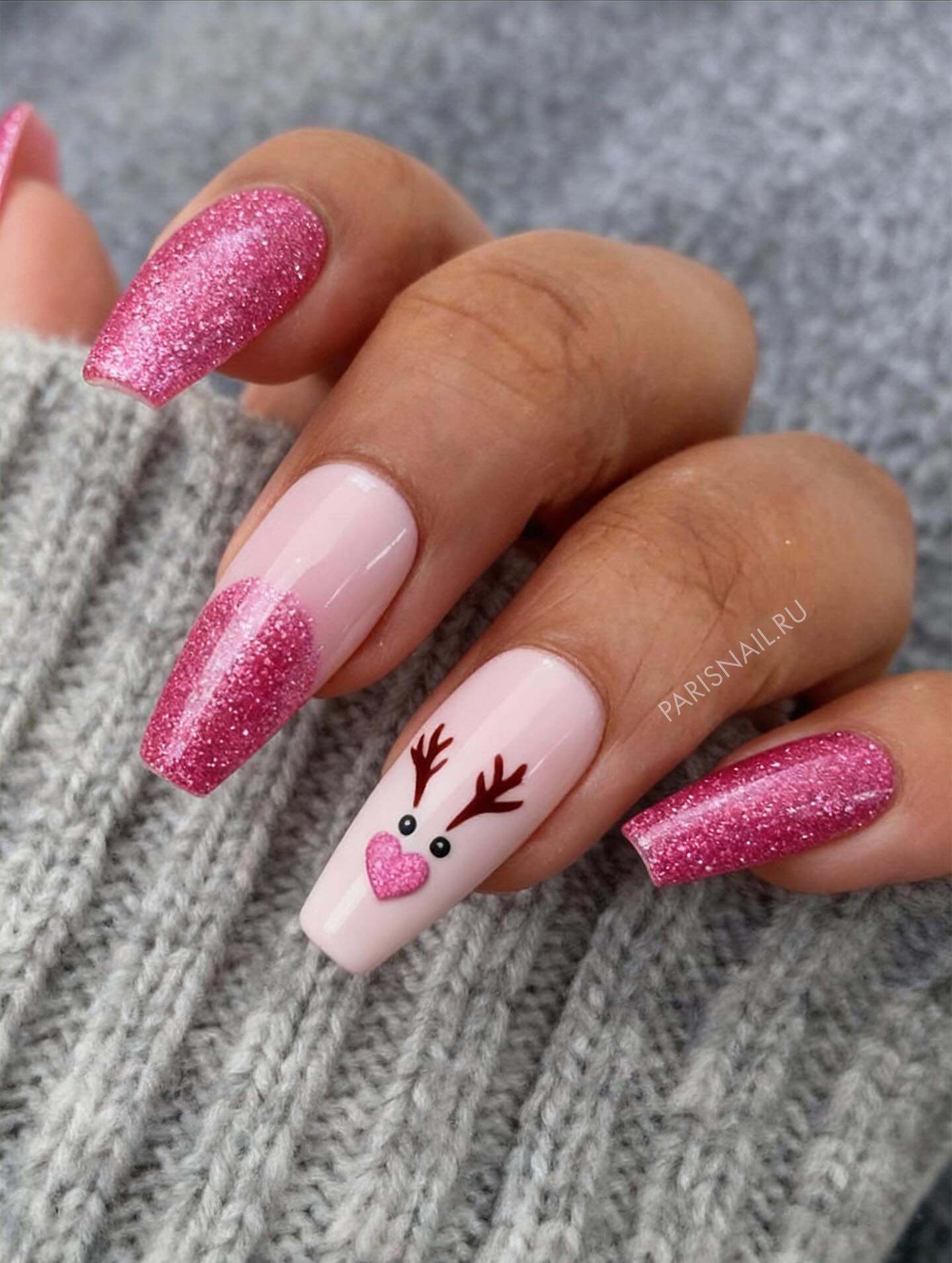 Błyszczący różowy manicure z jelonkiem