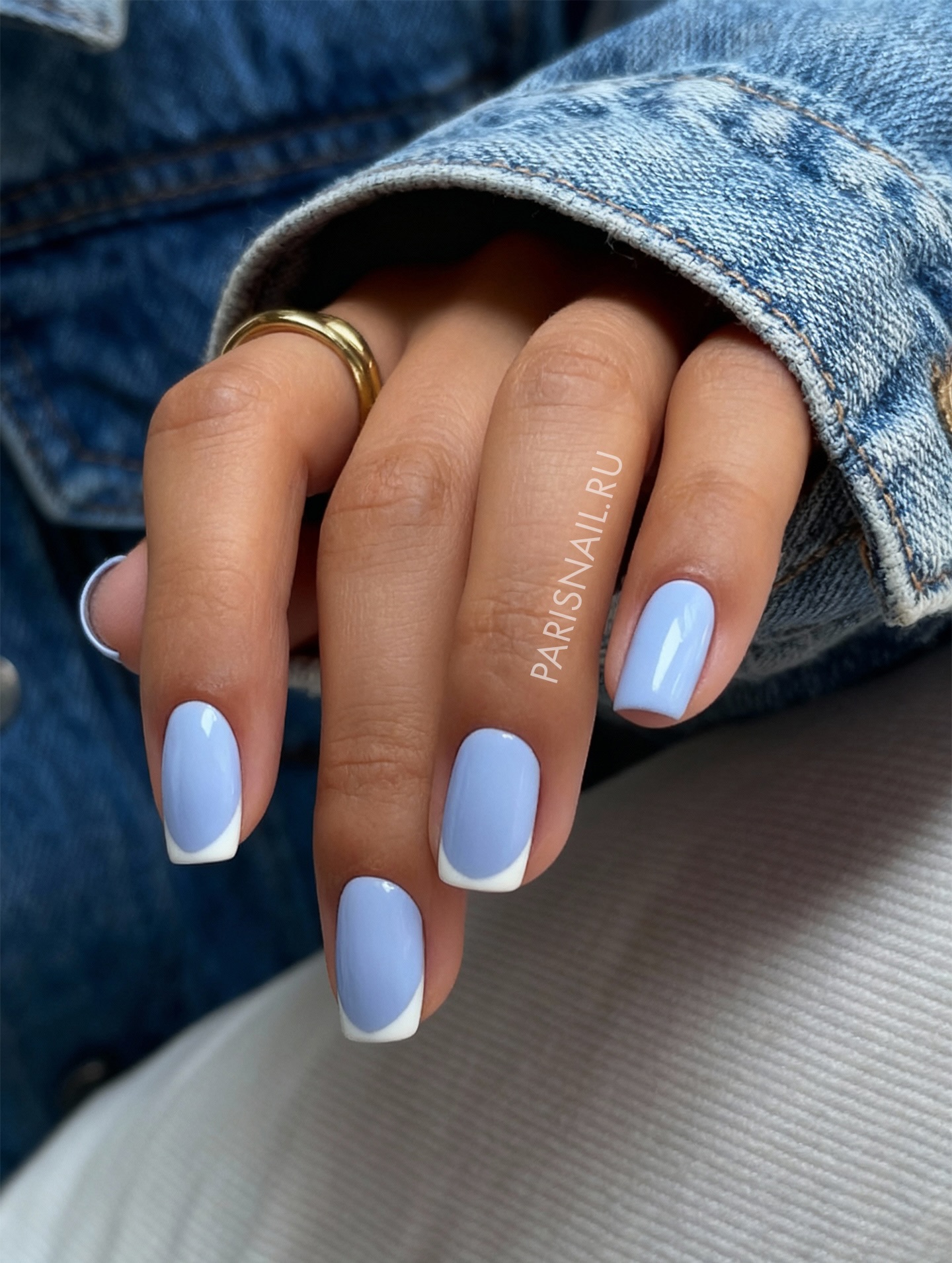 Francuski manicure z niebiańskim akcentem