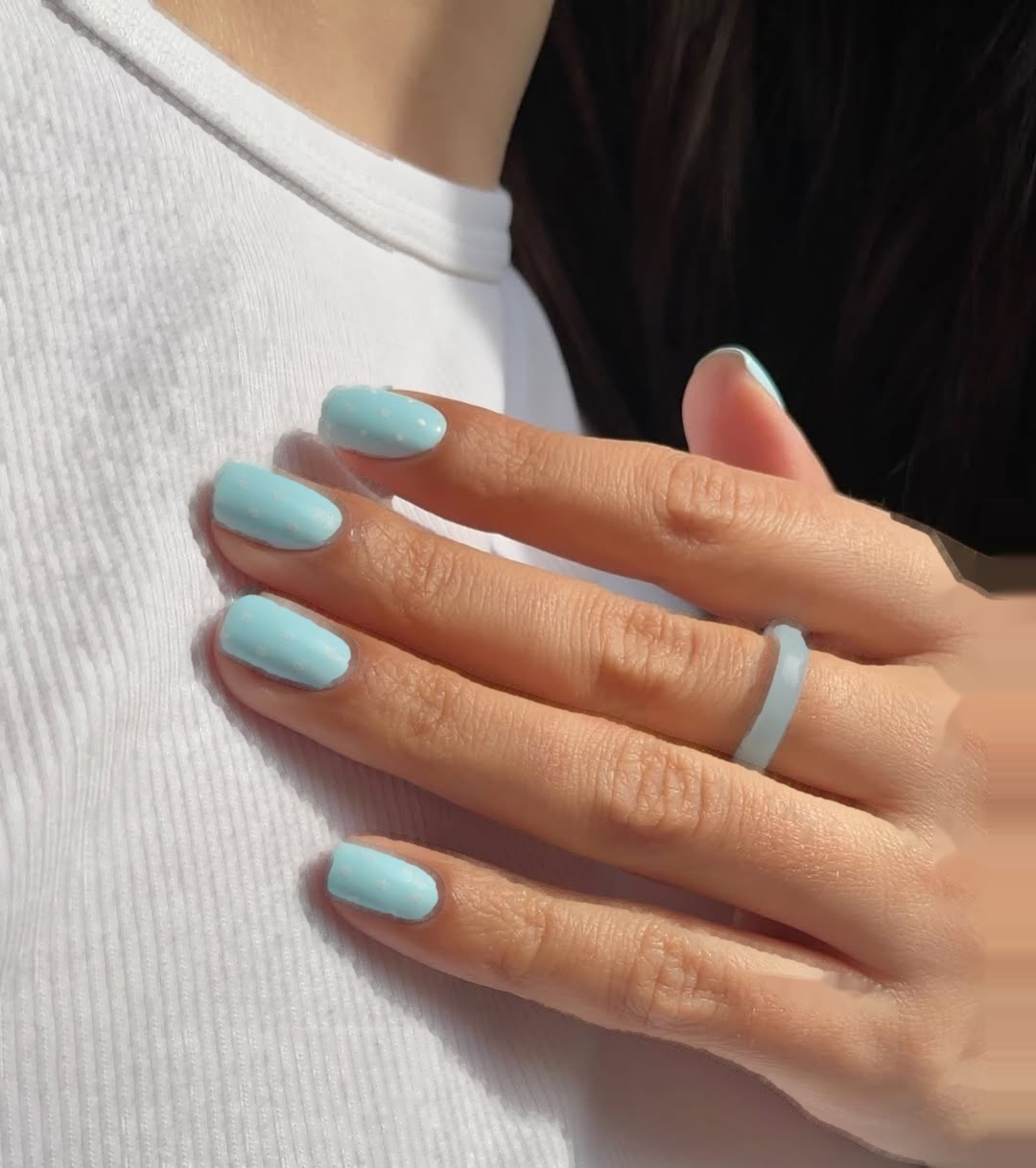Krótki kwadratowy manicure w błękicie z białymi kropkami Oxxi
