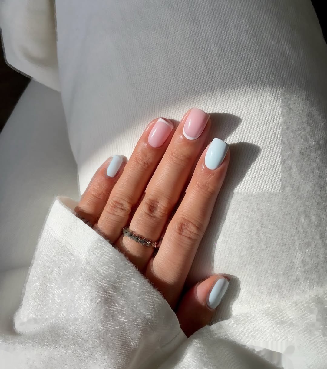 Pastelowy manicure niebieski i różowy z mikro-french Oxxi