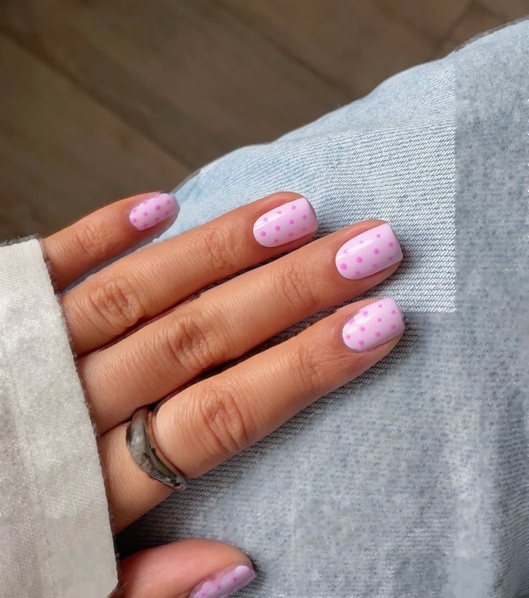 Różowy manicure w kropki na krótkich kwadratowych paznokciach Oxxi