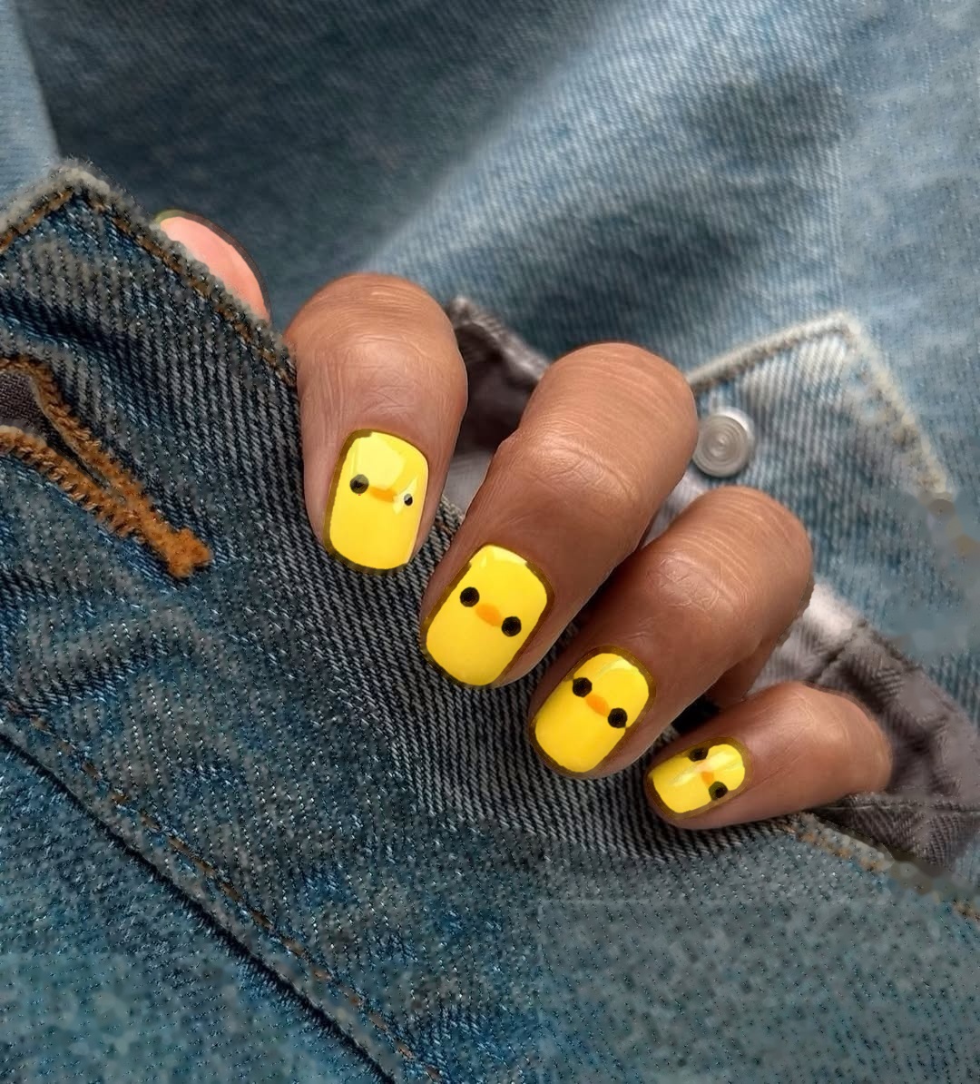 Żółty manicure z wzorem kaczuszki na krótkich paznokciach Oxxi