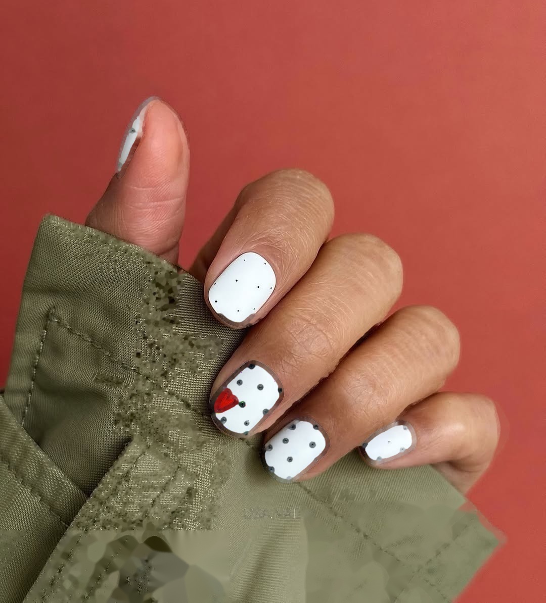 Matowy biały manicure w kropki z czerwonym sercem Oxxi
