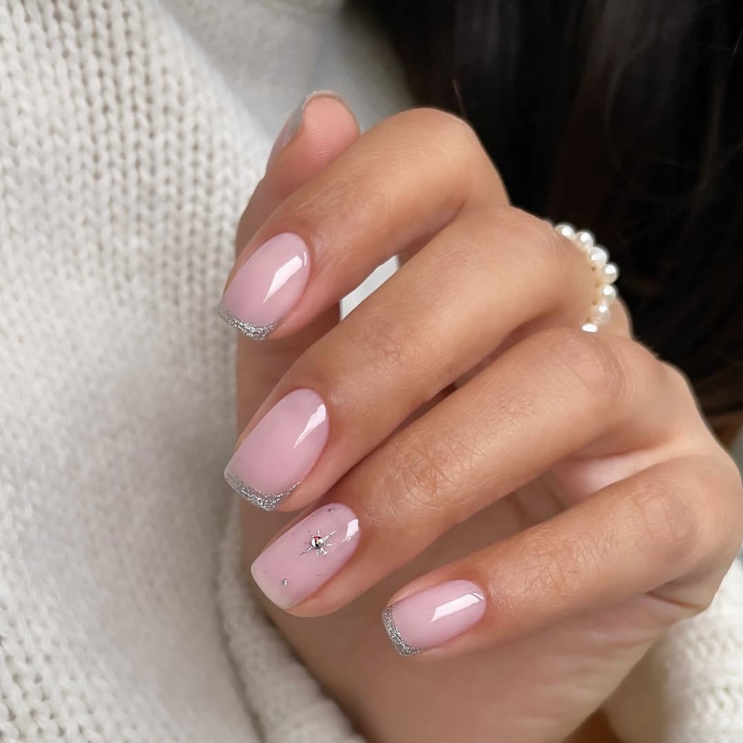 Lśniący minimalizm na Twoich paznokciach