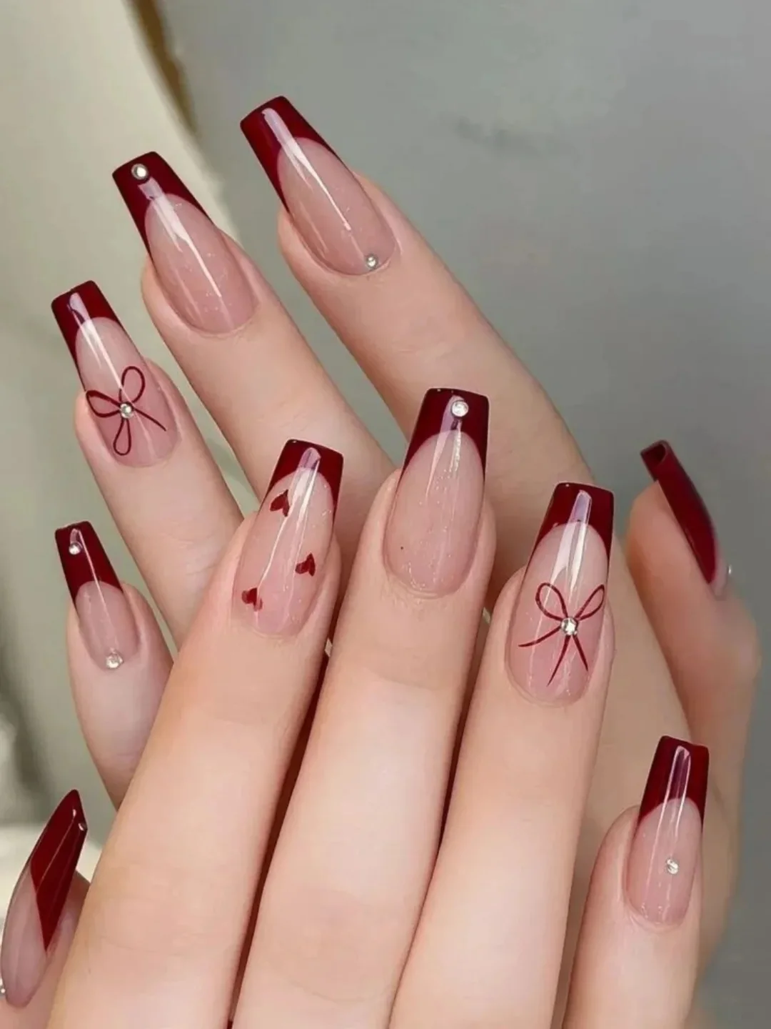 Karmazynowy urok na końcówkach palców