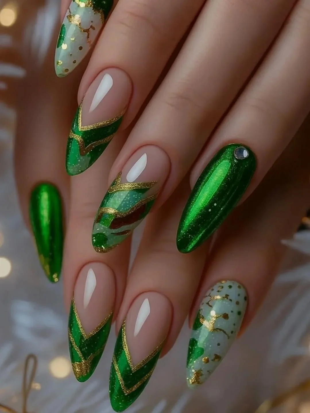 Zielona magia na paznokciach
