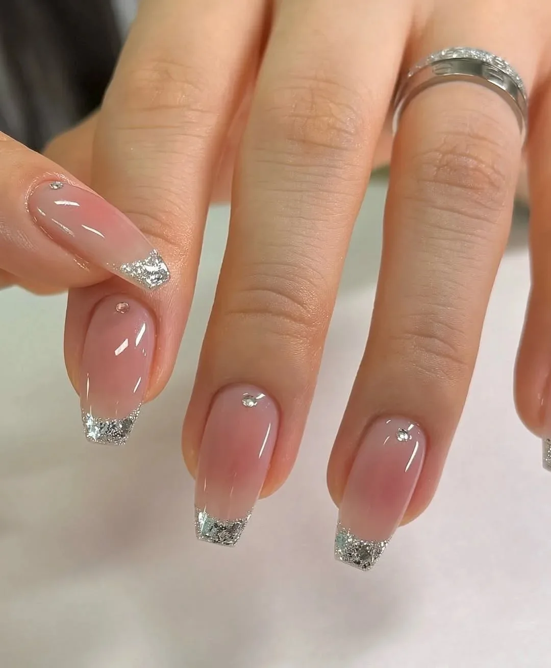 Blask na końcówkach: czarujący french z połyskiem