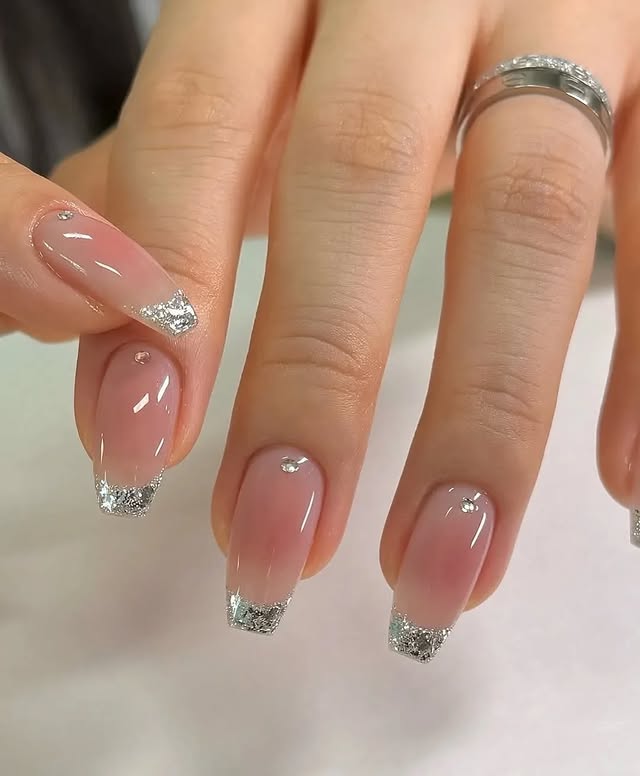 Błyszczący minimalizm na paznokciach: szyk na co dzień