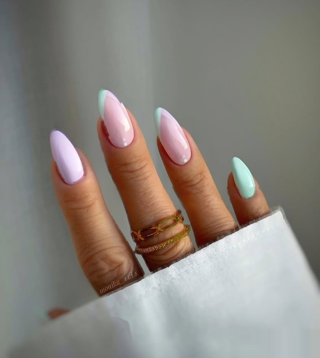 Długi pastelowy manicure migdał z diagonalnym french Gelish