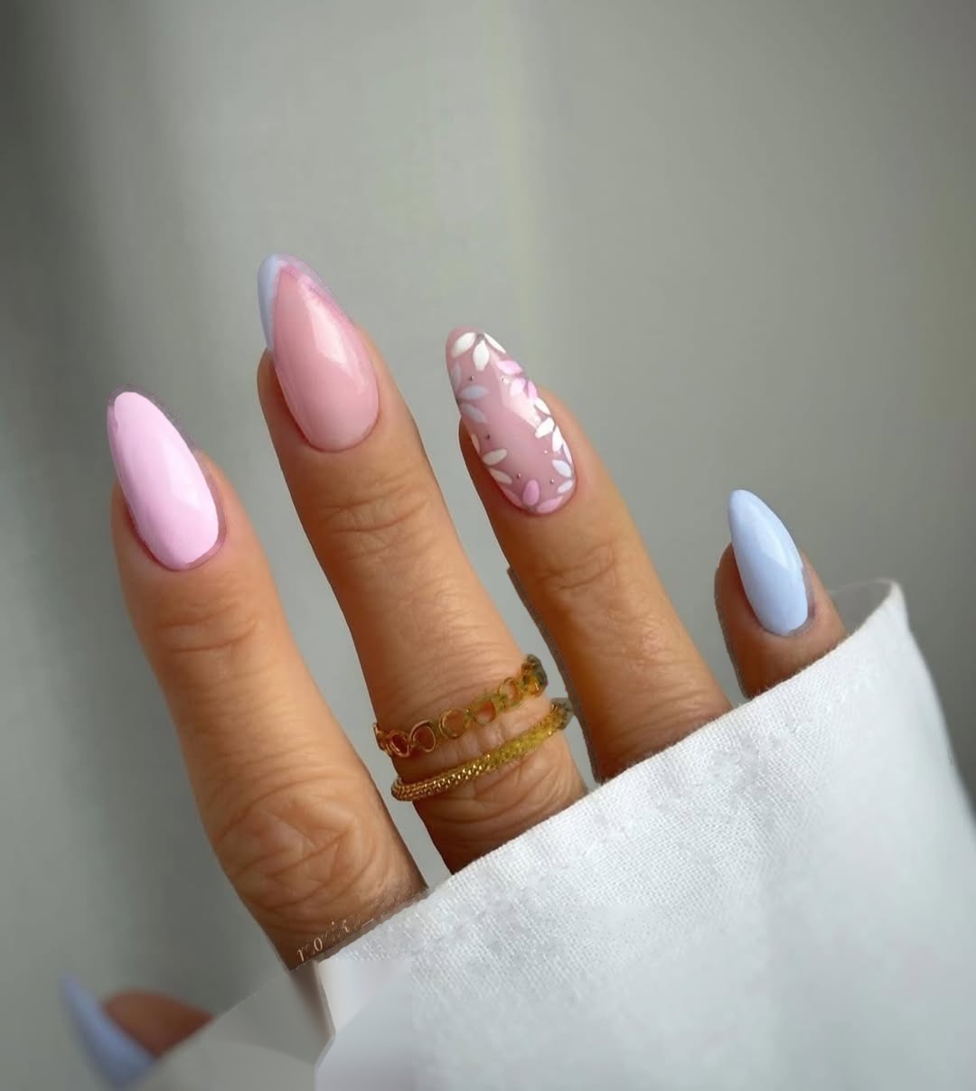 Długi pastelowy manicure migdał z kwiatami Gelish