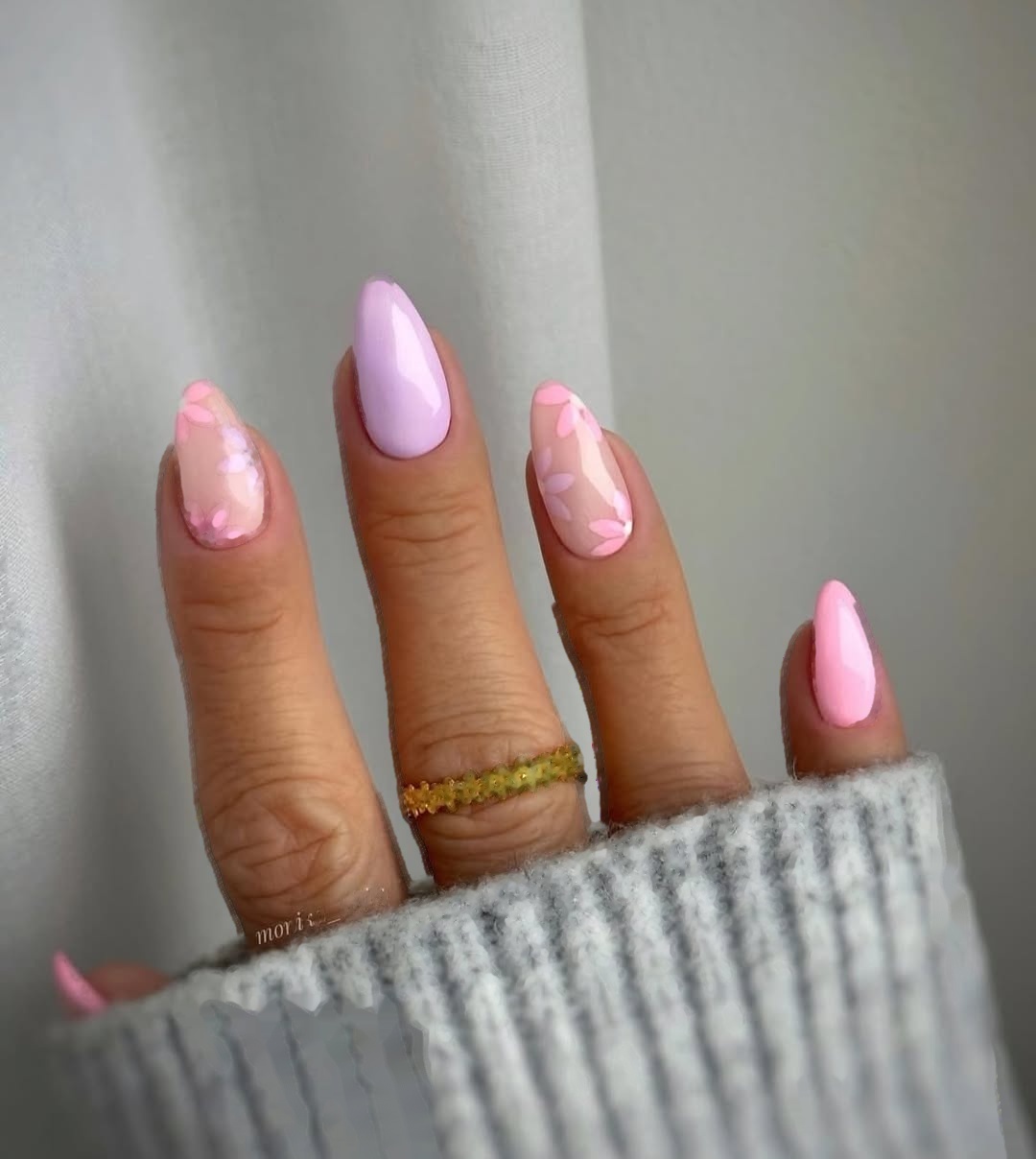 Długi wiosenny manicure migdał z kwiatowym zdobieniem Gelish