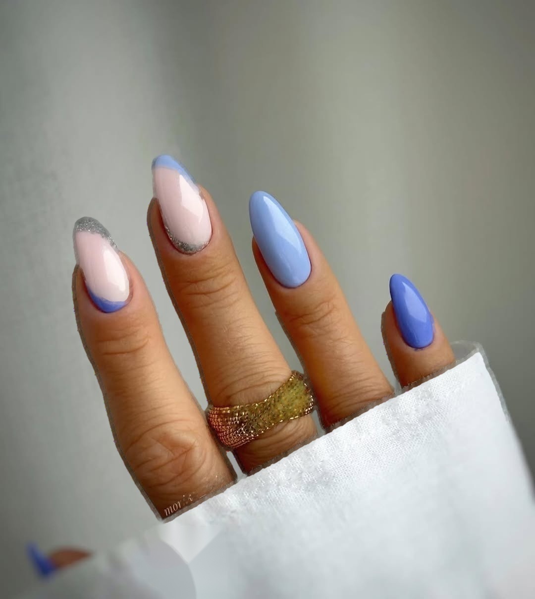 Długi migdałowy manicure chabrowy french z brokatem Gelish