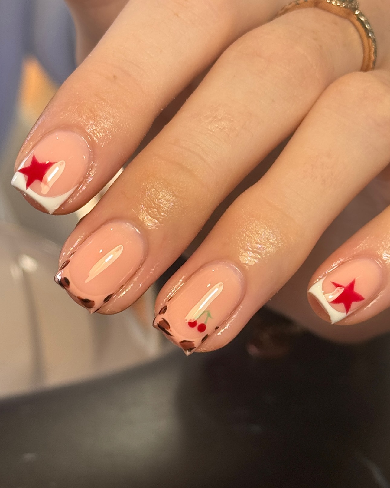 Gwiazdy i wiśnie: energetyczny miks stylów na paznokciach