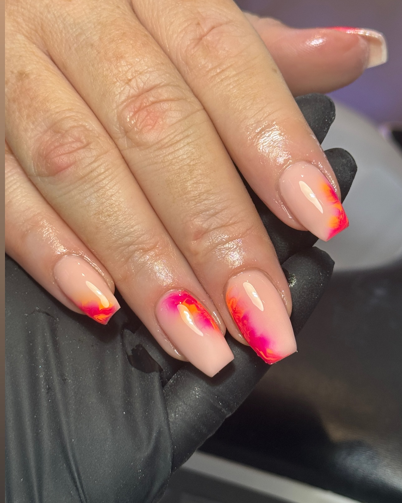 Energetyczna eksplozja kolorów na końcówkach paznokci