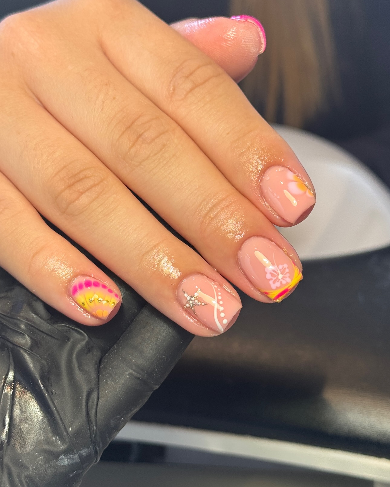 Kwiatowa eksplozja na paznokciach: wiosenny miks