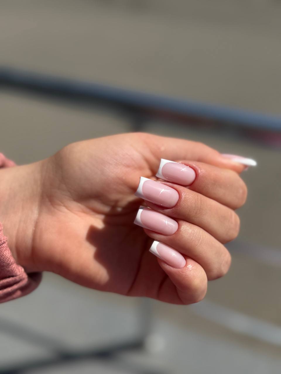 Klasyczny french manicure na długich kwadratowych paznokciach Essie Gel Couture