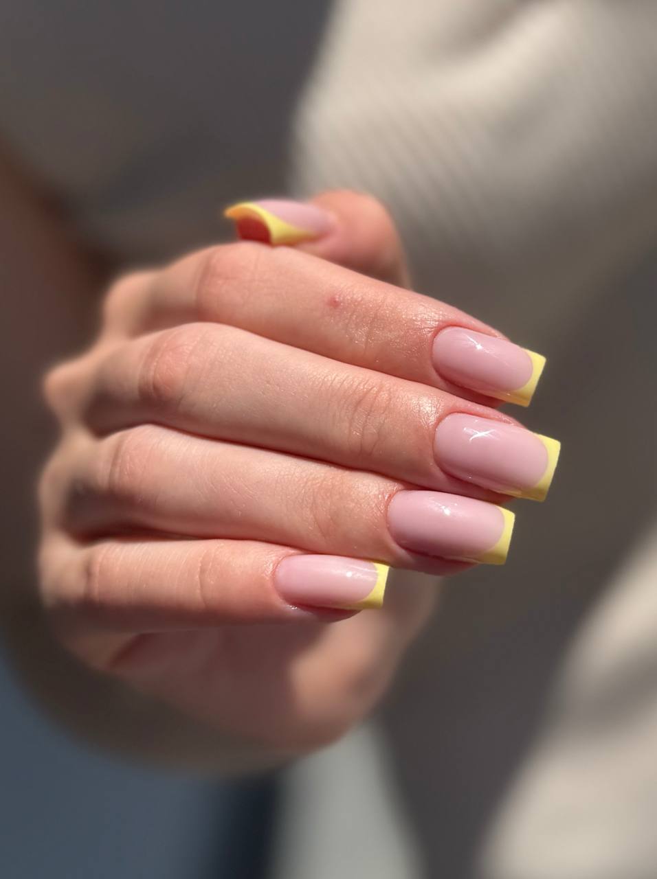 Kwadratowy french z pastelowo-żółtym tips Essie Gel Couture