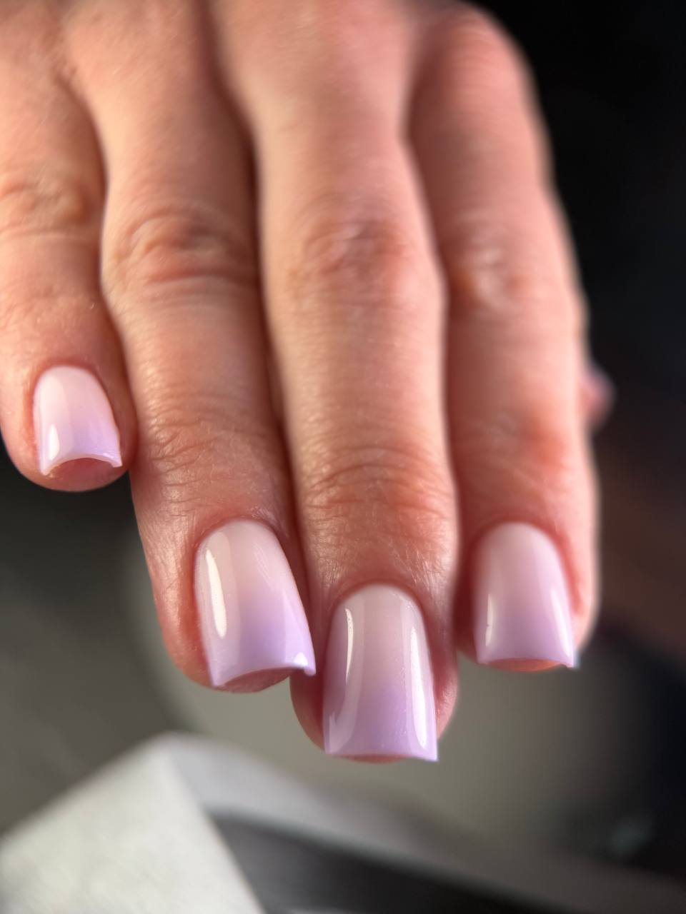 Kwadratowy manicure ombré róż–lawenda Essie Gel Couture