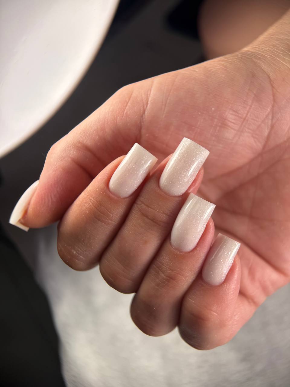 Kwadratowy manicure mleczna biel z shimmer Essie Gel Couture