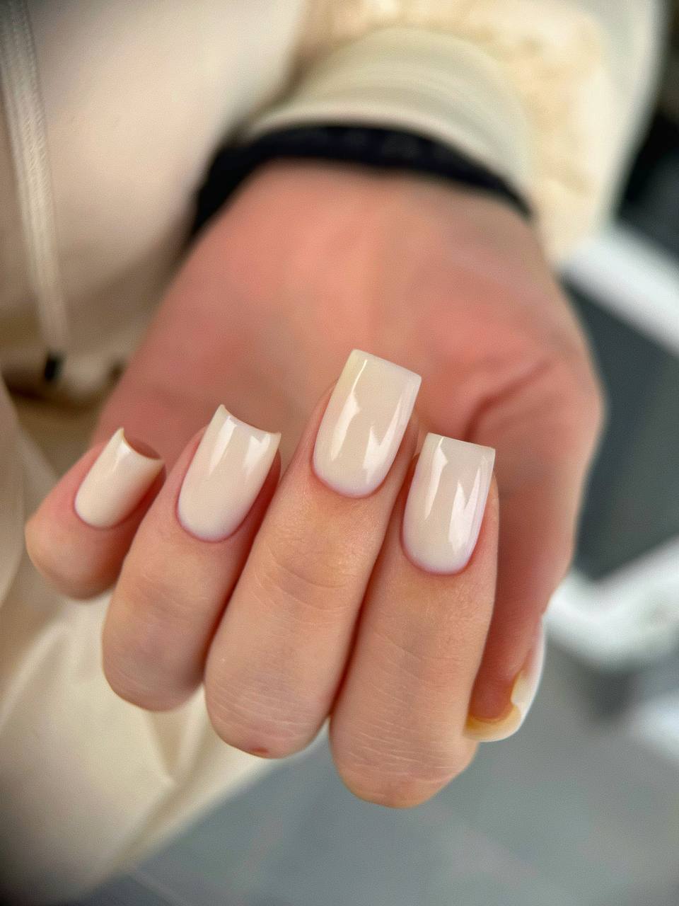 Długi kwadrat w pełnej mlecznej bieli Essie Gel Couture