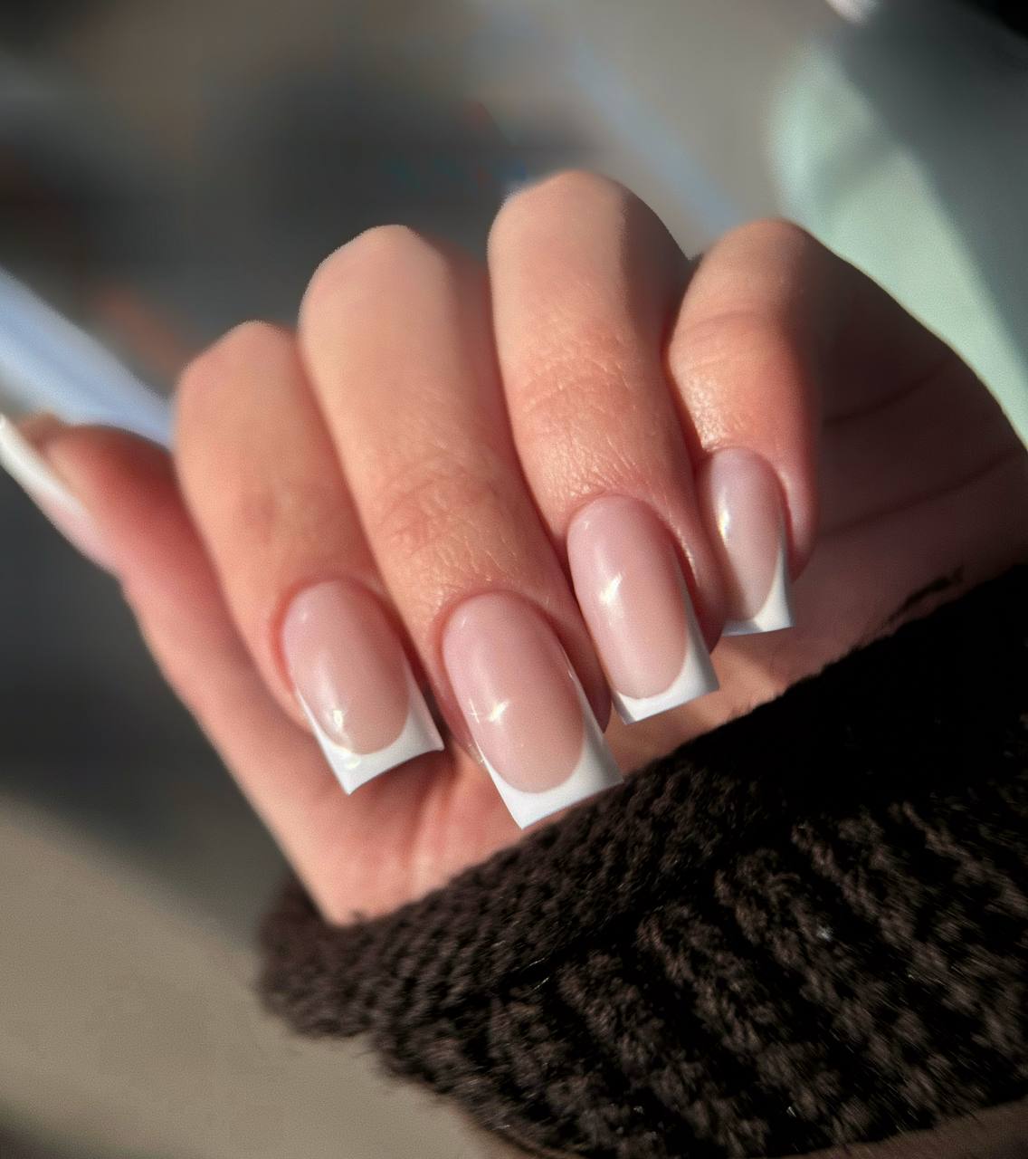 Kwadratowy french różowa baza i biały tips Essie Gel Couture