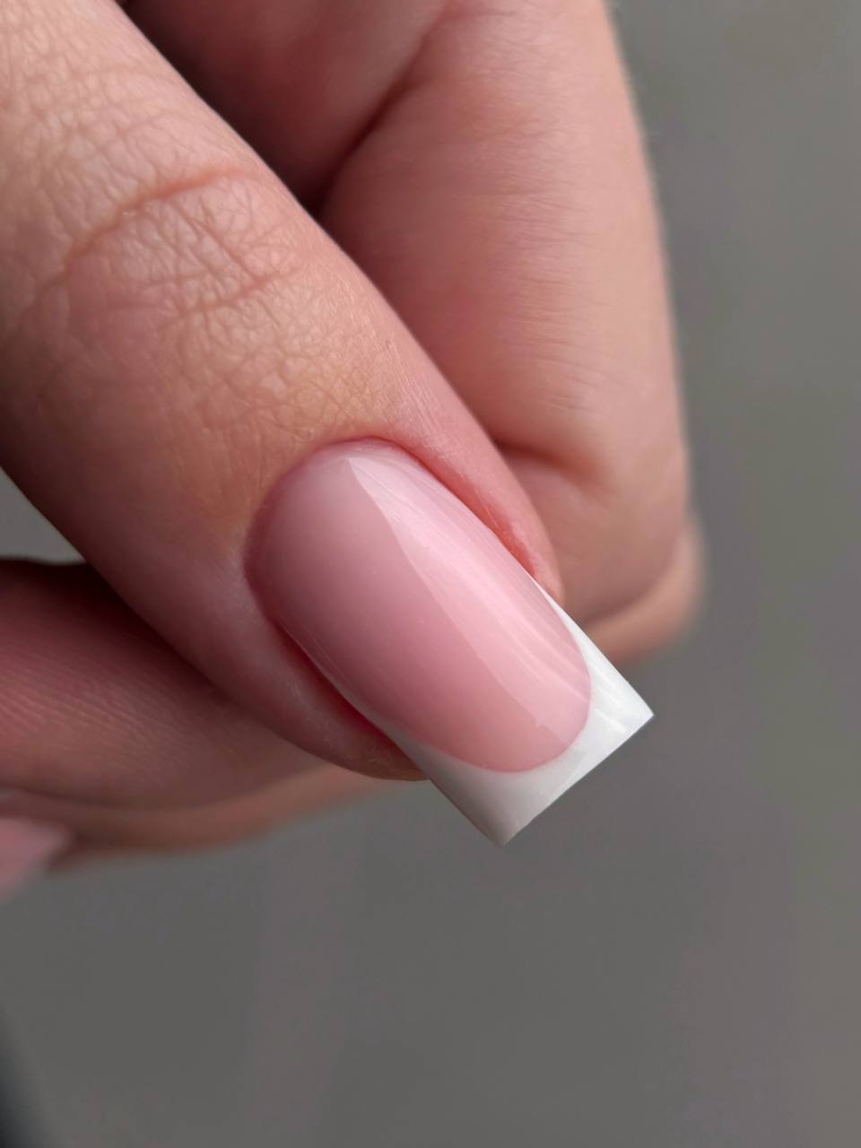 Zbliżenie kwadratowego french z grubym białym tips Essie Gel Couture