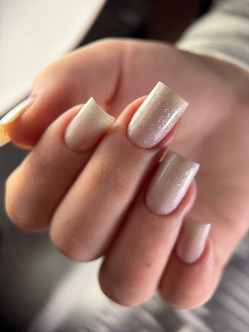 Długi kwadrat perłowy mleczny shimmer Essie Gel Couture