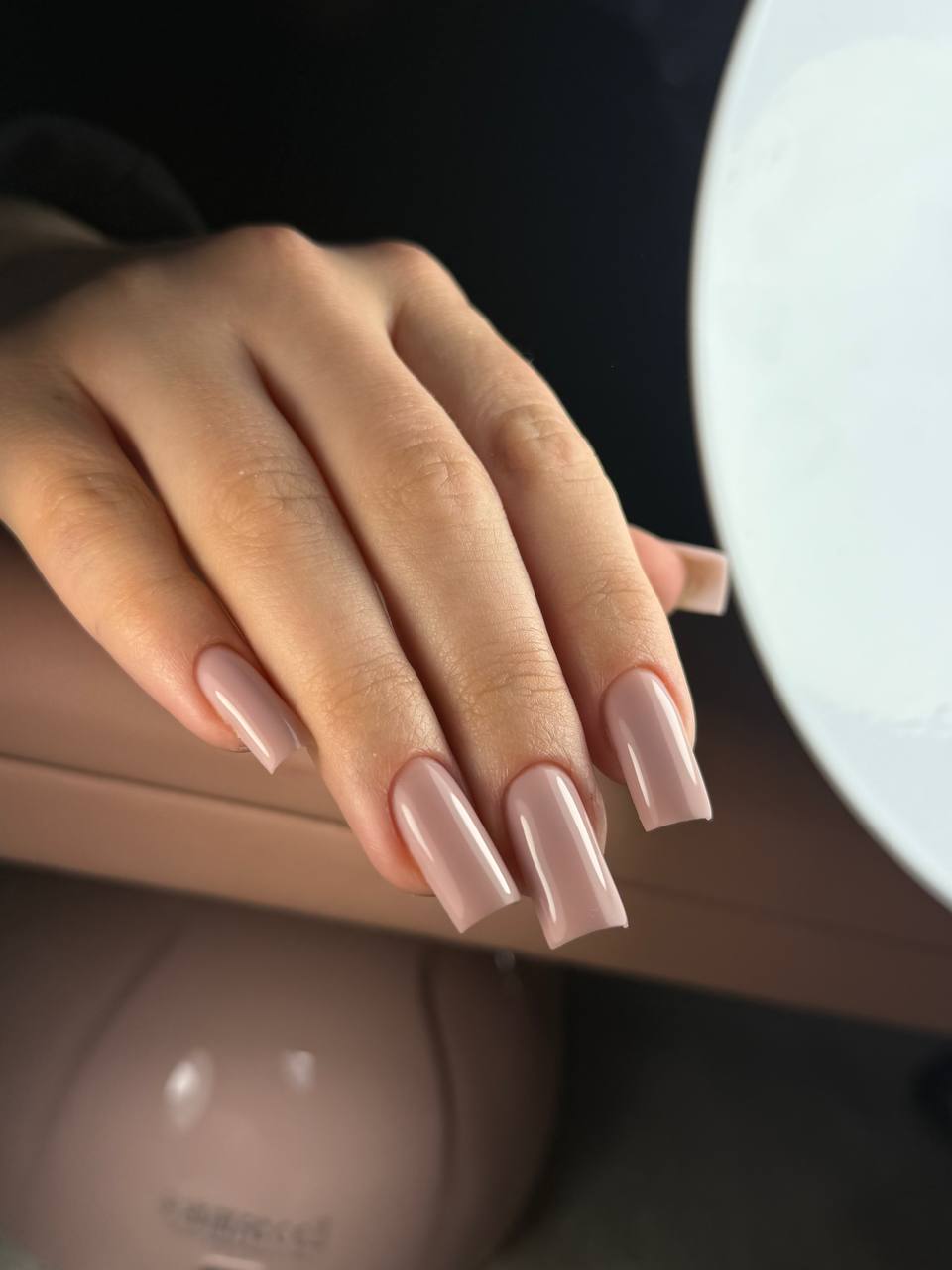 Długi kwadrat nude dusty rose Essie Gel Couture w salonie