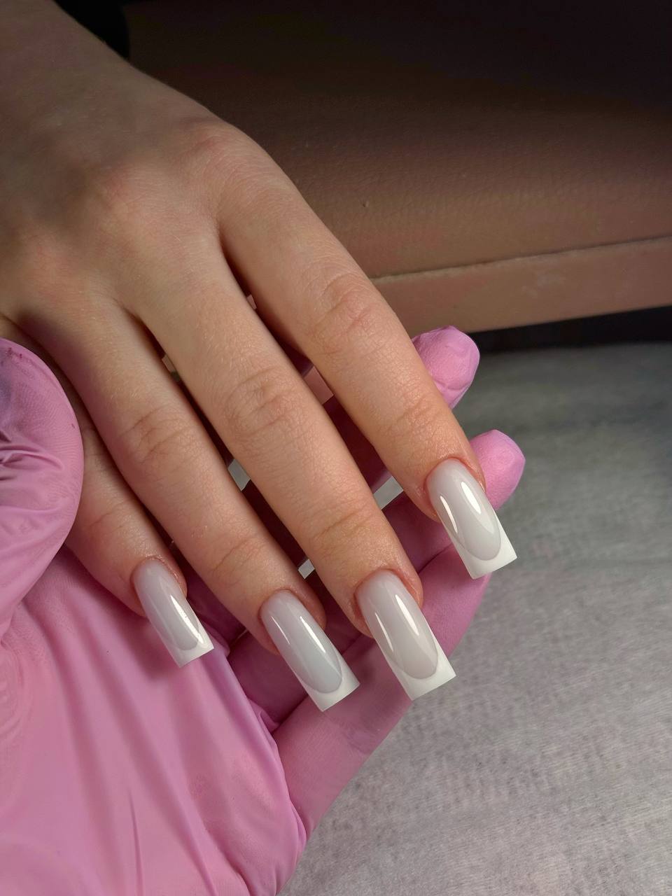 Głęboki french na długim kwadracie Essie Gel Couture