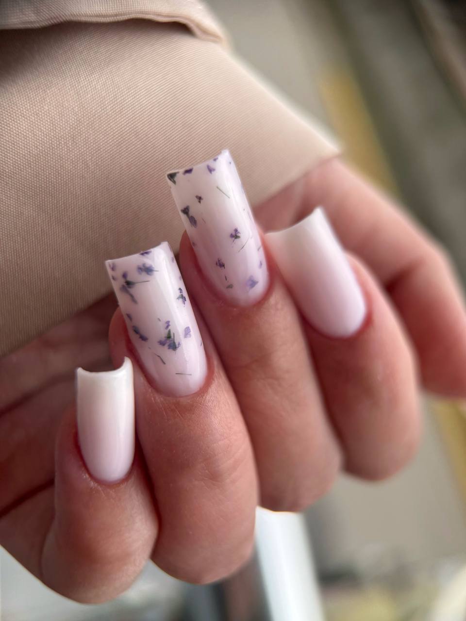 Kwadrat mleczna biel z suszonymi kwiatami Essie Gel Couture