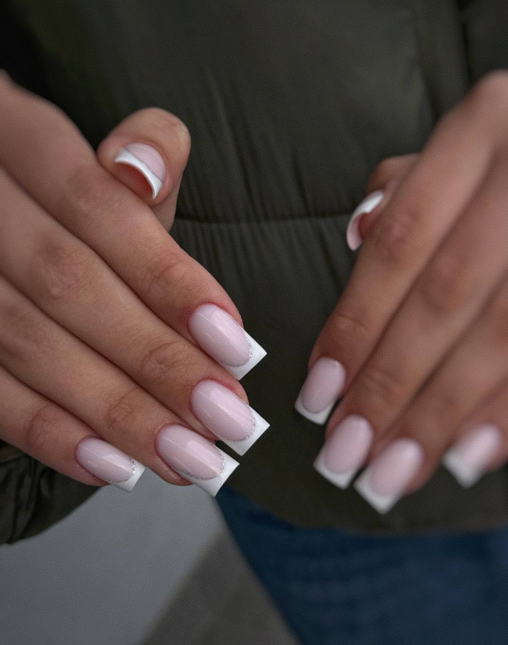 French na kwadracie ze srebrnym brokatem Essie Gel Couture