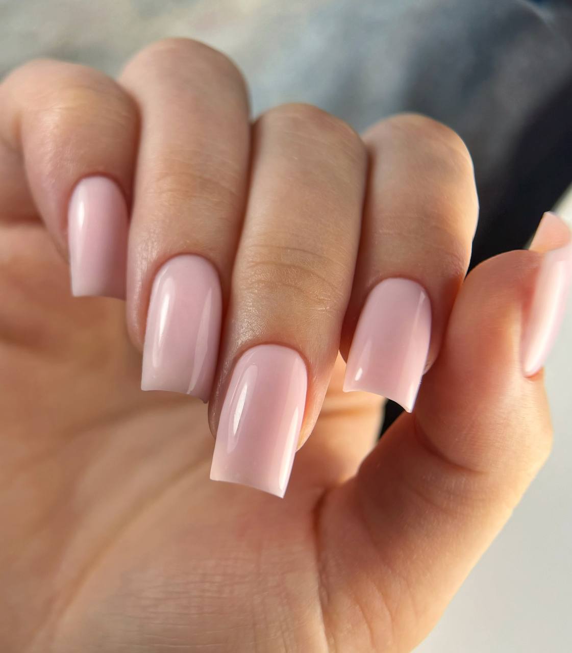 Długi kwadrat delikatny mleczny róż Essie Gel Couture