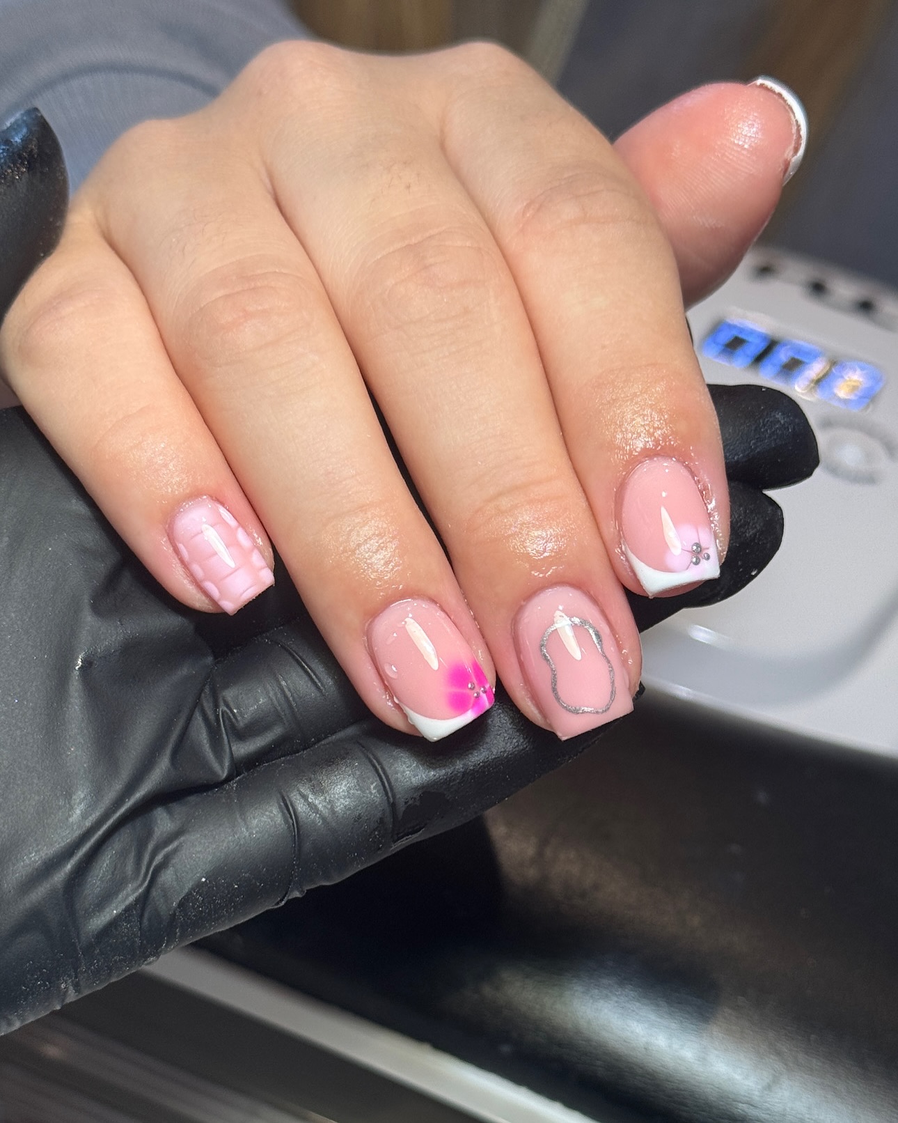 Kwiatowy french szyk: gdy klasyka spotyka oryginalność