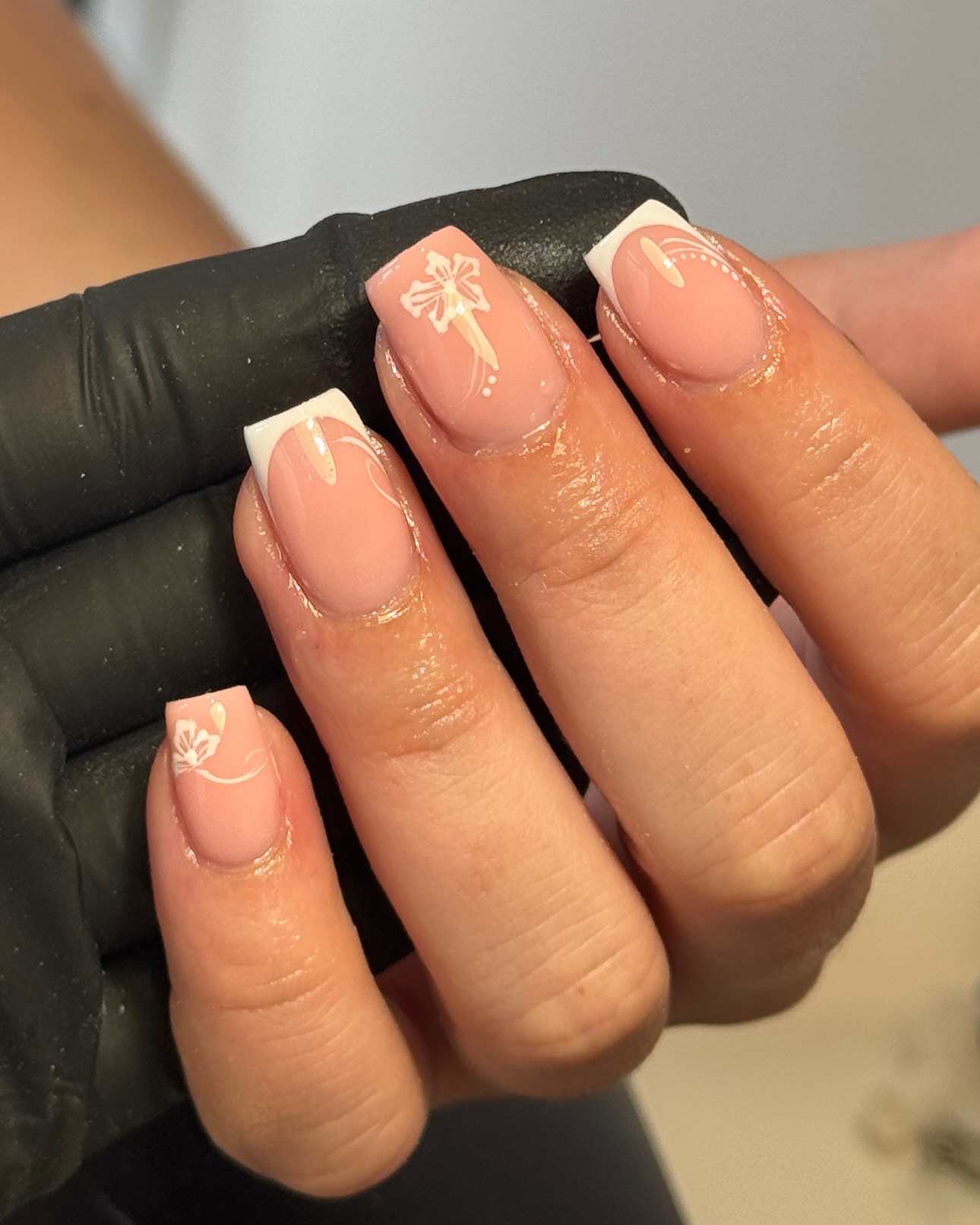 Klasyka z nutą romantyzmu: Twój idealny manicure!