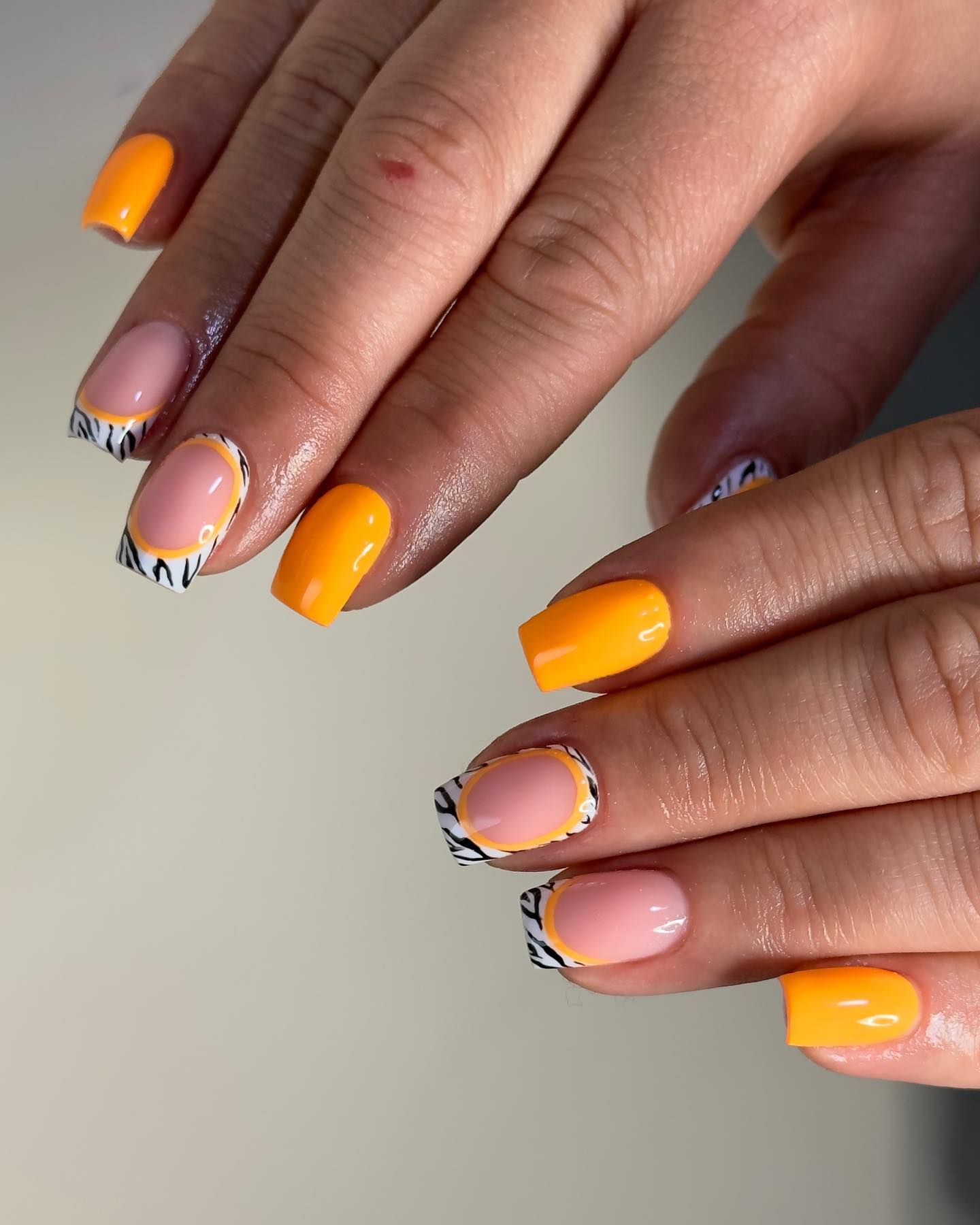 "Słoneczny manicure z akcentami zebry"