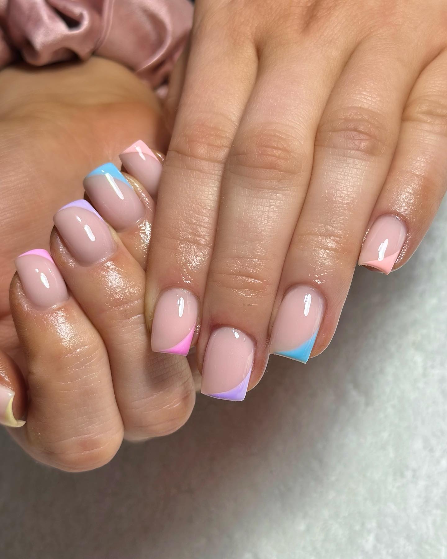 Kolorowy french manicure — żywy akcent Twojego stylu