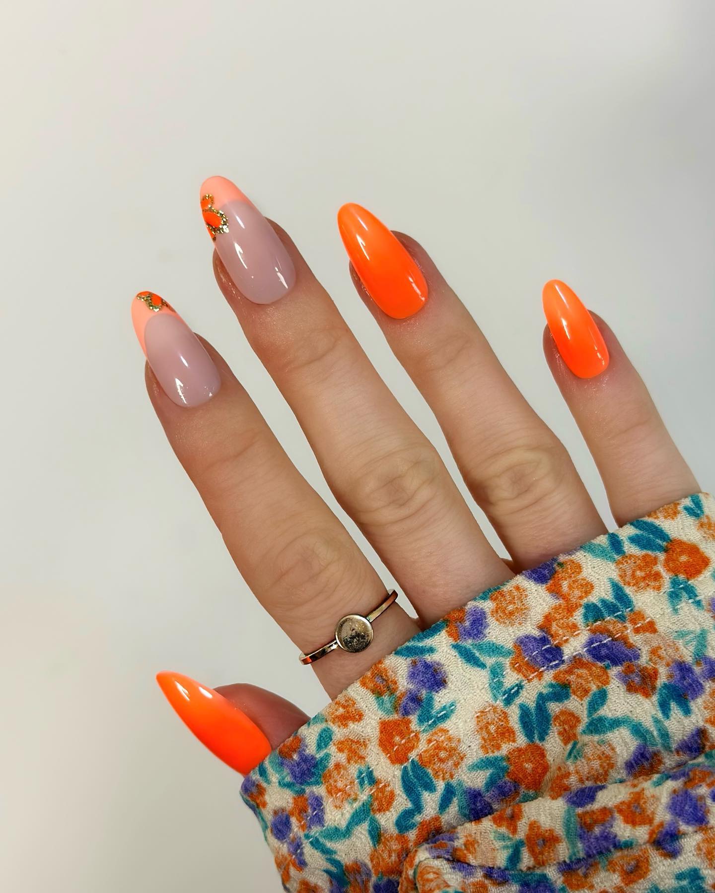 Neonowy błysk na końcówkach palców!