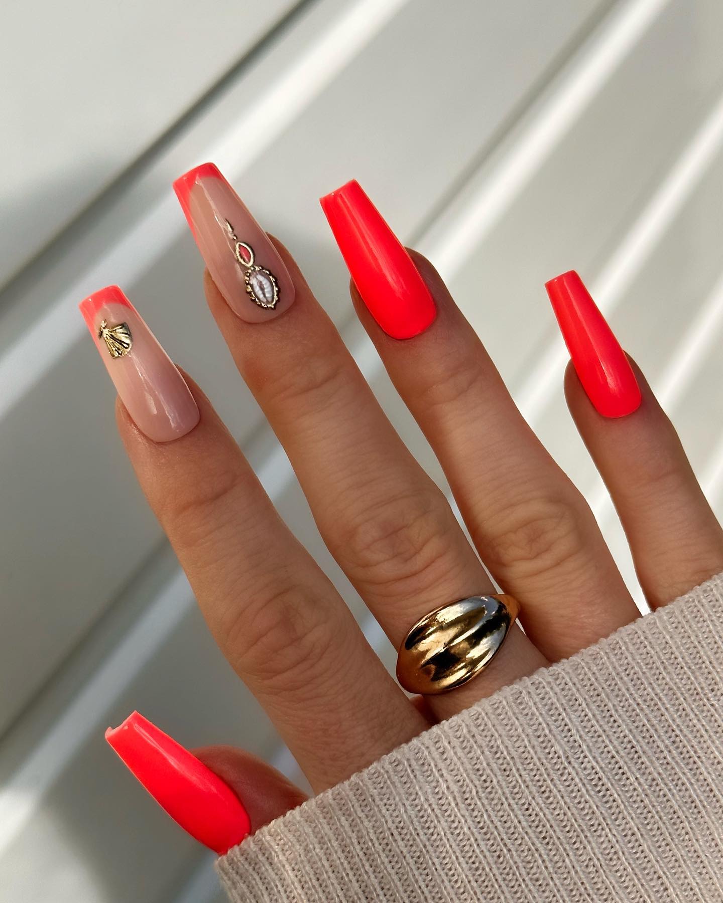 Lśniący manicure z nutą luksusu