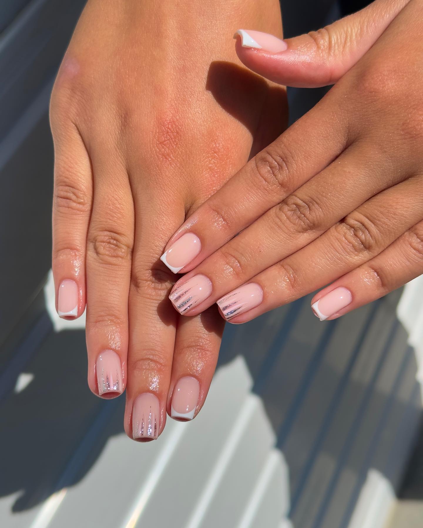 "Paryż w każdym pociągnięciu: stylowy manicure"