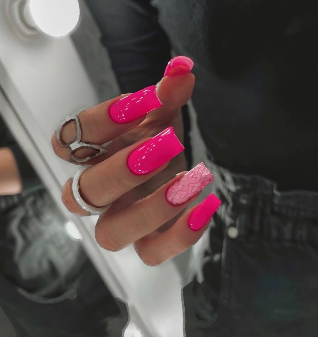 Długi kwadratowy manicure fuksja z wzorem serc Kodi Professional