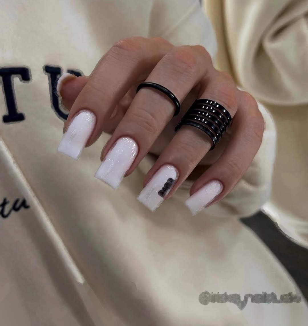 Długi mleczny manicure kwadrat z brokatem i czarnym detalem Kodi Professional